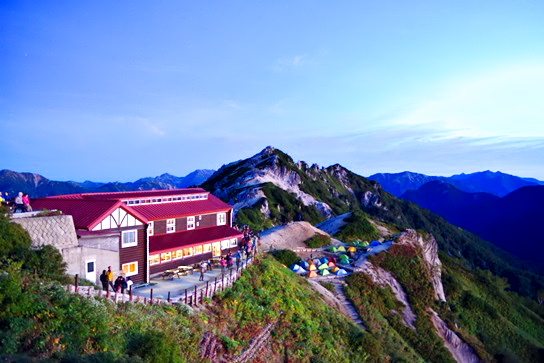 朝日を浴びる燕山荘